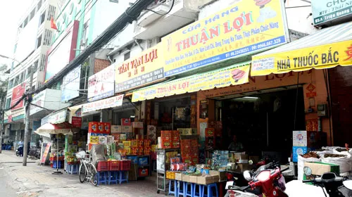 Khu phố đông y Hải Thượng Lãn Ông. Ảnh: LONG THANH