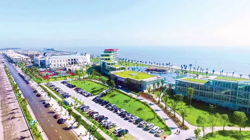 Khu FLC Resort Samson nằm bên bờ biển tuyệt đẹp, nhưng khi xây dựng đã bị người dân liên tục khiếu nại vì giá đền bù rẻ mạt. Khu FLC Resort Samson nằm bên bờ biển tuyệt đẹp, nhưng khi xây dựng đã bị người dân liên tục khiếu nại vì giá đền bù rẻ mạt.