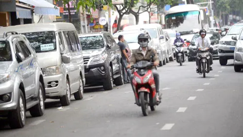 Tại khu vực trung tâm TP.HCM ngoài tình trạng người dân đậu xe không phép, một số lòng đường cũng được cho phép đậu xe. Trong ảnh: ôtô đậu dưới lòng đường ở TP.HCM. Tại khu vực trung tâm TP.HCM ngoài tình trạng người dân đậu xe không phép, một số lòng đường cũng được cho phép đậu xe. Trong ảnh: ôtô đậu dưới lòng đường ở TP.HCM.