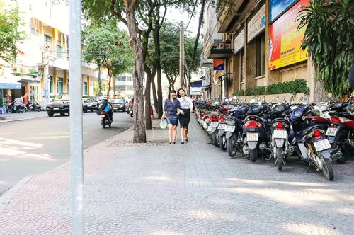 Vẫn còn nhiều người chạy xe trên vỉa hè đường Nguyễn Thị Minh Khai, quận 1. Lực lượng chức năng quận 8 ra quân làm sạch vỉa hè. Vỉa hè đường Tôn Thất Đạm, quận 1 thông thoáng hơn. Người dân trên đường Chu Mạnh Trinh, phường Bến Nghé, quận 1 tự tháo gỡ trả lại vỉa hè. Người dân tập thể dục trong không gian thoáng đãng trên vỉa hè đường Nguyễn Du. Người dân đồng thuận với chủ trương đòi lại vỉa hè của chính quyền TP. Vẫn còn nhiều người chạy xe trên vỉa hè đường Nguyễn Thị Minh Khai, quận 1. Lực lượng chức năng quận 8 ra quân làm sạch vỉa hè. Vỉa hè đường Tôn Thất Đạm, quận 1 thông thoáng hơn. Người dân trên đường Chu Mạnh Trinh, phường Bến Nghé, quận 1 tự tháo gỡ trả lại vỉa hè. Người dân tập thể dục trong không gian thoáng đãng trên vỉa hè đường Nguyễn Du. Người dân đồng thuận với chủ trương đòi lại vỉa hè của chính quyền TP.