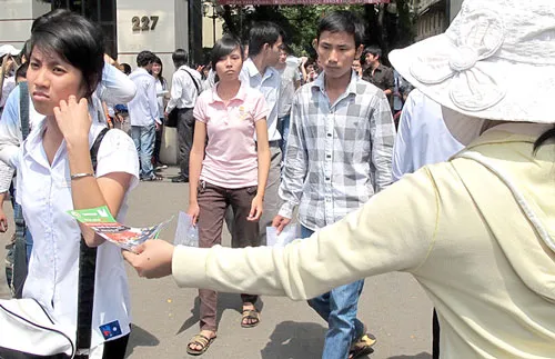 Có người vui vẻ nhận tờ rơi, có người nhìn lại các bạn với ánh mắt không mấy thiện cảm. Có người vui vẻ nhận tờ rơi, có người nhìn lại các bạn với ánh mắt không mấy thiện cảm.