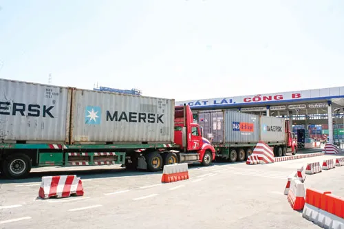 Việc xử lý xe quá tải trọng tại các cảng biển trên địa bàn TPHCM gặp không ít khó khăn. Ảnh: LAN ANH Việc xử lý xe quá tải trọng tại các cảng biển trên địa bàn TPHCM gặp không ít khó khăn. Ảnh: LAN ANH