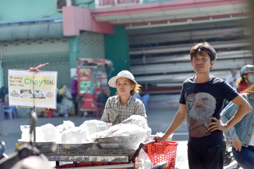 Những người buôn bán hàng rong đa số là người nghèo, mong muốn chính quyền thành phố quan tâm thu xếp cho họ có nơi buôn bán ổn định.