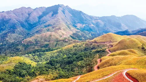 Ruộng bậc thang ở Bình Liêu hoang sơ, thoai thoải khác biệt với ruộng bậc thang Tây Bắc. “Sống lưng khủng long”-một đỉnh núi nổi tiếng có rất nhiều người muốn chinh phục ở Bình Liêu. Những cung đường như sợi chỉ men theo các dải núi trùng điệp dọc biên giới. Đồi tình yêu nằm trên cột mốc biên giới 1300 vào cuối thu đầu đông cỏ lau đã úa màu ngả vàng. Biển mây bồng bềnh ở mảnh đất Bình Liêu. Phụ nữ Dao Thanh Phán với chiếc mũ cao 40cm màu đỏ hoa văn sặc sỡ. Ruộng bậc thang ở Bình Liêu hoang sơ, thoai thoải khác biệt với ruộng bậc thang Tây Bắc. “Sống lưng khủng long”-một đỉnh núi nổi tiếng có rất nhiều người muốn chinh phục ở Bình Liêu. Những cung đường như sợi chỉ men theo các dải núi trùng điệp dọc biên giới. Đồi tình yêu nằm trên cột mốc biên giới 1300 vào cuối thu đầu đông cỏ lau đã úa màu ngả vàng. Biển mây bồng bềnh ở mảnh đất Bình Liêu. Phụ nữ Dao Thanh Phán với chiếc mũ cao 40cm màu đỏ hoa văn sặc sỡ.