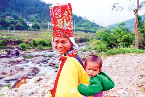 Ruộng bậc thang ở Bình Liêu hoang sơ, thoai thoải khác biệt với ruộng bậc thang Tây Bắc. “Sống lưng khủng long”-một đỉnh núi nổi tiếng có rất nhiều người muốn chinh phục ở Bình Liêu. Những cung đường như sợi chỉ men theo các dải núi trùng điệp dọc biên giới. Đồi tình yêu nằm trên cột mốc biên giới 1300 vào cuối thu đầu đông cỏ lau đã úa màu ngả vàng. Biển mây bồng bềnh ở mảnh đất Bình Liêu. Phụ nữ Dao Thanh Phán với chiếc mũ cao 40cm màu đỏ hoa văn sặc sỡ. Ruộng bậc thang ở Bình Liêu hoang sơ, thoai thoải khác biệt với ruộng bậc thang Tây Bắc. “Sống lưng khủng long”-một đỉnh núi nổi tiếng có rất nhiều người muốn chinh phục ở Bình Liêu. Những cung đường như sợi chỉ men theo các dải núi trùng điệp dọc biên giới. Đồi tình yêu nằm trên cột mốc biên giới 1300 vào cuối thu đầu đông cỏ lau đã úa màu ngả vàng. Biển mây bồng bềnh ở mảnh đất Bình Liêu. Phụ nữ Dao Thanh Phán với chiếc mũ cao 40cm màu đỏ hoa văn sặc sỡ.