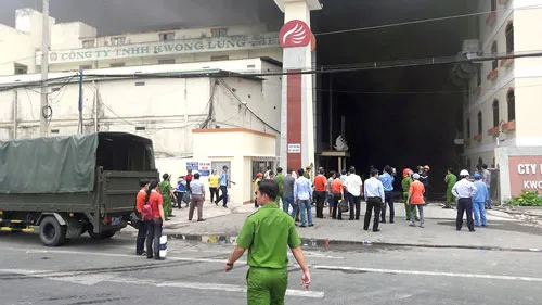 Công nhân được sơ tán ra ngoài.
