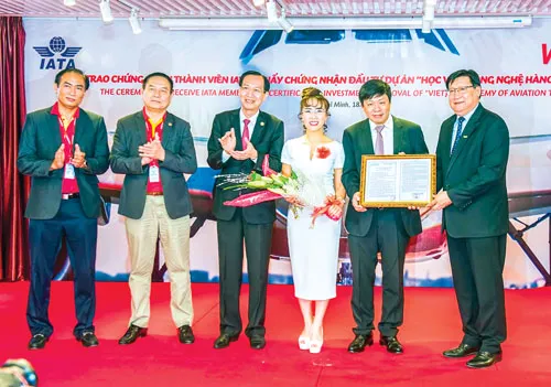 Ông Lê Thanh Liêm, Ủy viên Ban thường vụ Thành ủy, Phó Chủ tịch Thường trực UBND TPHCM (thứ 3, trái) trao Giấy chứng nhận đầu tư dự án “Học viện Công nghệ Hàng không Vietjet”. Ông Lê Thanh Liêm, Ủy viên Ban thường vụ Thành ủy, Phó Chủ tịch Thường trực UBND TPHCM (thứ 3, trái) trao Giấy chứng nhận đầu tư dự án “Học viện Công nghệ Hàng không Vietjet”.