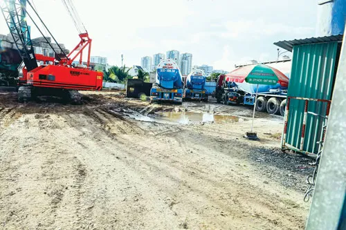 Từ tên gọi dự án Vinaland Tower đến tên gọi Saigon South Plaza hiện nay, Vinaland vẫn loay hoay chưa xong phần móng. Ảnh: LONG THANH Từ tên gọi dự án Vinaland Tower đến tên gọi Saigon South Plaza hiện nay, Vinaland vẫn loay hoay chưa xong phần móng. Ảnh: LONG THANH