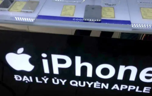 Nhiều nơi bán lẻ điện thoại di động, linh phụ kiện di động hoặc sửa chữa thường "vô tư" sử dụng logo Apple và tên gọi iPhone mà chưa thông qua sự đồng ý của Apple. Nhiều nơi bán lẻ điện thoại di động, linh phụ kiện di động hoặc sửa chữa thường "vô tư" sử dụng logo Apple và tên gọi iPhone mà chưa thông qua sự đồng ý của Apple.