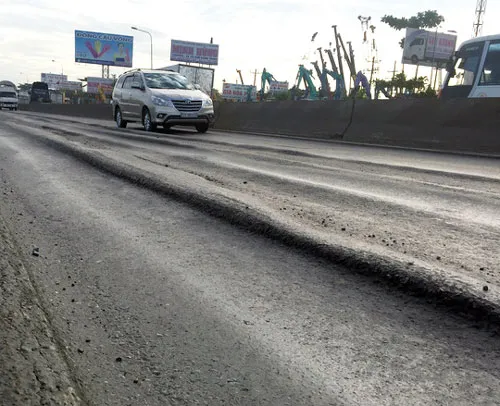 Trước đó, mặt đường bị hư hỏng nghiêm trọng, tạo thành các rãnh sâu đến 20 cm theo vệt bánh xe.