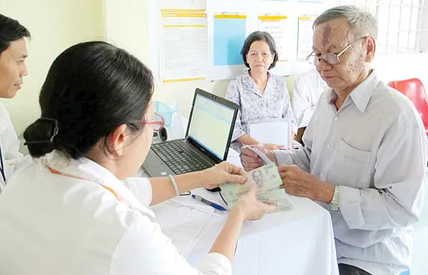 Người về hưu lãnh lương hưu tại Bưu điện xã Tân Quý Tây, Bình Chánh, TPHCM. Người về hưu lãnh lương hưu tại Bưu điện xã Tân Quý Tây, Bình Chánh, TPHCM.