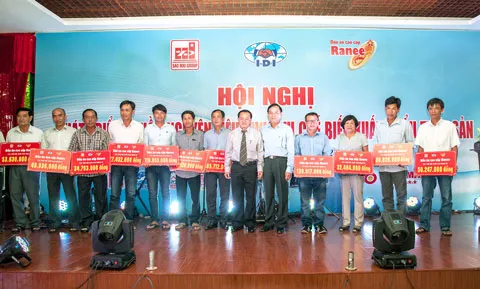 Tập đoàn Sao Mai tài trợ cho hộ nuôi thỏa tiêu chí “Nuôi đạt năng suất và chất lượng” năm 2017.