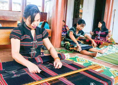 Những tấm zèng đã được các nhà thiết kế biến hóa thành những trang phục hiện đại. Phụ nữ Tà Ôi truyền dạy nghề dệt zèng truyền thống cho con cháu sau giờ tan học. Phụ nữ Tà Ôi dệt zèng. Ngoài việc phục vụ may mặc, zèng còn là chất liệu tốt để có thể thực hiện nhiều sản phẩm như rèm, drap, khăn bàn, khăn ăn, ghế sofa, đèn trang trí... Đồng bào Tà Ôi với trang phục zèng truyền thống tham gia các lễ hội của dân tộc mình.