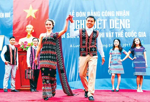 Những tấm zèng đã được các nhà thiết kế biến hóa thành những trang phục hiện đại. Phụ nữ Tà Ôi truyền dạy nghề dệt zèng truyền thống cho con cháu sau giờ tan học. Phụ nữ Tà Ôi dệt zèng. Ngoài việc phục vụ may mặc, zèng còn là chất liệu tốt để có thể thực hiện nhiều sản phẩm như rèm, drap, khăn bàn, khăn ăn, ghế sofa, đèn trang trí... Đồng bào Tà Ôi với trang phục zèng truyền thống tham gia các lễ hội của dân tộc mình.