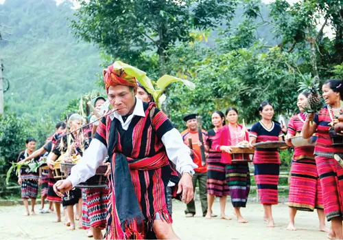 Những tấm zèng đã được các nhà thiết kế biến hóa thành những trang phục hiện đại. Phụ nữ Tà Ôi truyền dạy nghề dệt zèng truyền thống cho con cháu sau giờ tan học. Phụ nữ Tà Ôi dệt zèng. Ngoài việc phục vụ may mặc, zèng còn là chất liệu tốt để có thể thực hiện nhiều sản phẩm như rèm, drap, khăn bàn, khăn ăn, ghế sofa, đèn trang trí... Đồng bào Tà Ôi với trang phục zèng truyền thống tham gia các lễ hội của dân tộc mình.