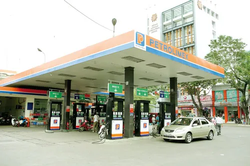Dù hiện có 13 DN đầu mối xăng dầu, nhưng Petrolimex vẫn chiếm thị phần áp đảo. Dù hiện có 13 DN đầu mối xăng dầu, nhưng Petrolimex vẫn chiếm thị phần áp đảo.