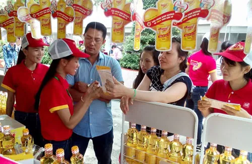 Người tiêu dùng chọn mua dầu ăn cao cấp Ranee. Người tiêu dùng chọn mua dầu ăn cao cấp Ranee.