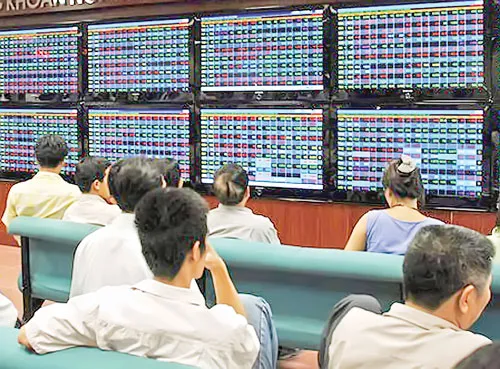 NĐT theo dõi giá CP.