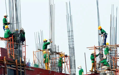 Khó khăn vẫn chờ đợi doanh nghiệp ngành xây dựng trong năm 2012. Ảnh: VIỆT DŨNG