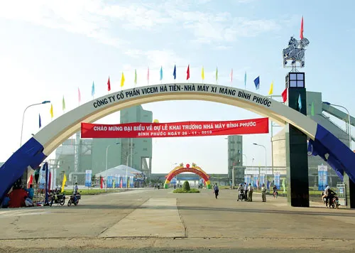 Ngày khai trương Nhà máy xi măng Bình Phước (thuộc Hà Tiên 1) hoành tráng, nhưng chỉ hơn 1 năm sau nhà máy lâm vào tình cảnh nợ nần chồng chất, hàng tồn kho lớn, đến nỗi phải xin UBND tỉnh Bình Phước nộp thuế bằng... xi măng. Ảnh: N. ANH