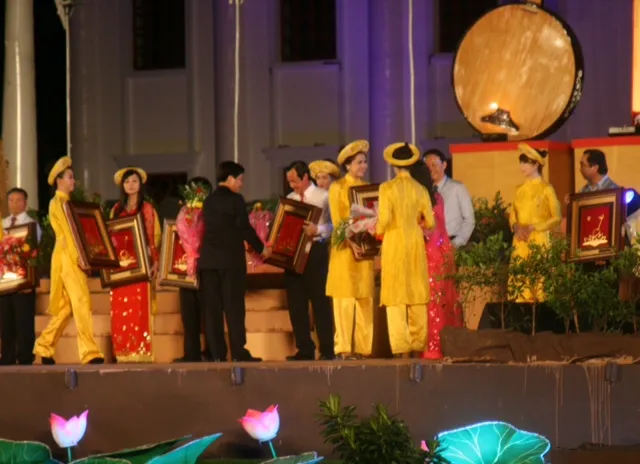 Đại diện nhà tài trợ Agribank nhận biểu trưng Festival và hoa cảm ơn từ Ban tổ chức tại lễ khai mạc. Đại diện nhà tài trợ Agribank nhận biểu trưng Festival và hoa cảm ơn từ Ban tổ chức tại lễ khai mạc.