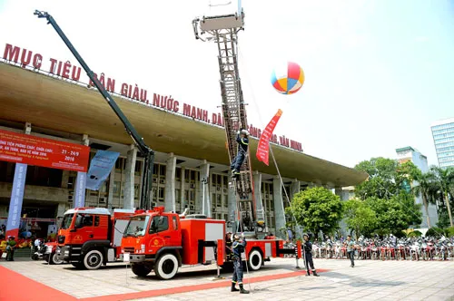 Xe thang hiện đại chữa cháy và cứu hộ cứu nạn nhà cao tầng.