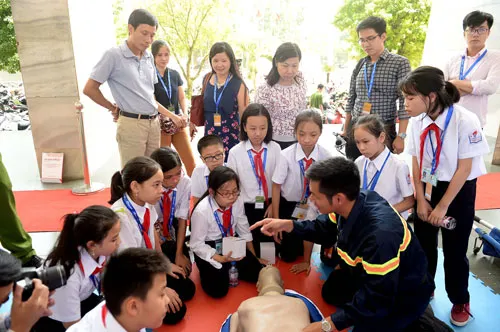 Học sinh trường THCS Tân Định được hướng dẫn kỹ năng chẩn đoán, sơ cứu người bị nạn.