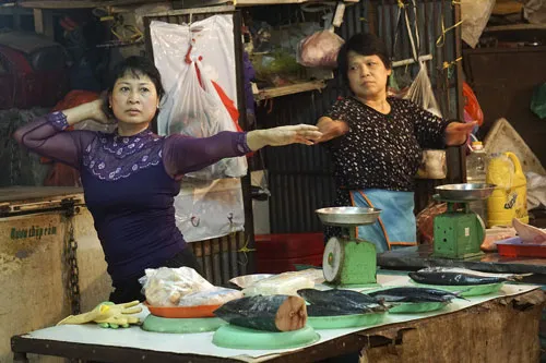 Chị Kiều Hạnh, 50 tuổi chuyên bán cá đông lạnh ở khu đồ tươi sống đang luyện aerobic.