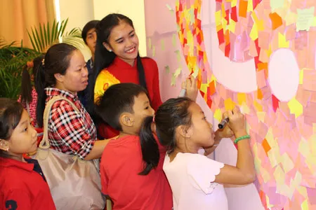 Ký tên vận động ủng hộ chương trình Hành Trình Đỏ và hỗ trợ các em nhỏ có hoàn cảnh khó khăn. Ký tên vận động ủng hộ chương trình Hành Trình Đỏ và hỗ trợ các em nhỏ có hoàn cảnh khó khăn.