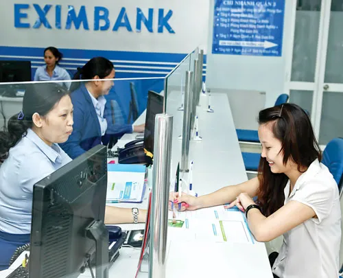 Khách hàng giao dịch tại Eximbank. Ảnh: LONG THANH