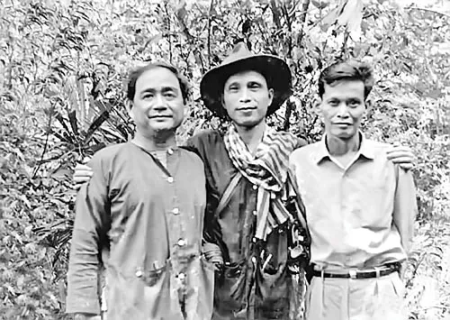 Nhạc sĩ Lưu Hữu Phước (trái) tại chiến trường miền Nam năm 1967.