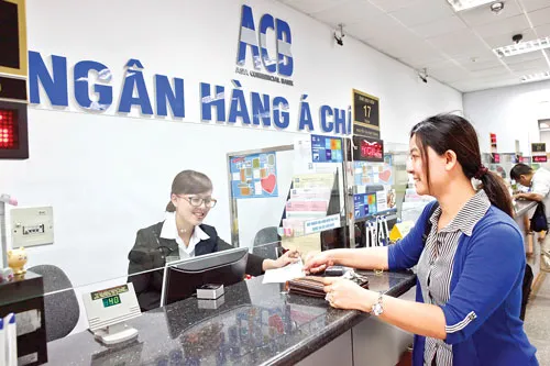 Khách hàng giao dịch tại ACB. Ảnh: LONG THANH