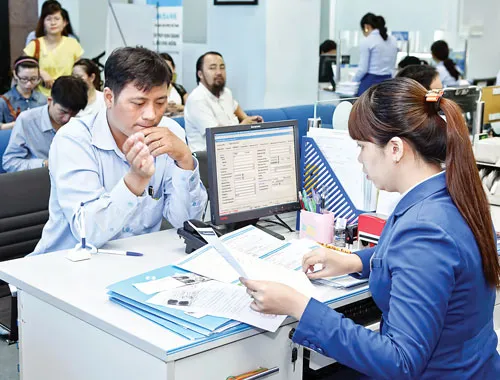 Khách hàng giao dịch tại ACB. Ảnh: LONG THANH