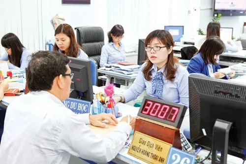 Khách hàng giao dịch tại Eximbank. Ảnh: LONG THANH