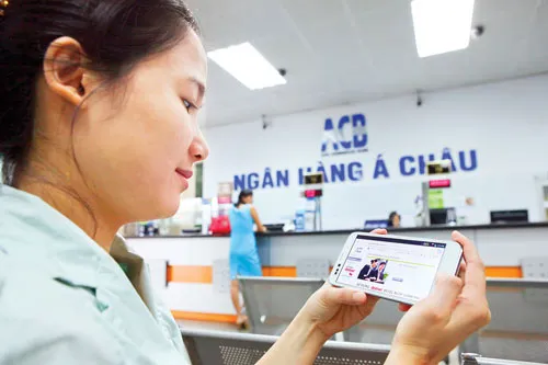 Khách hàng giao dịch tại ACB. Ảnh: LONG THANH Khách hàng giao dịch tại ACB. Ảnh: LONG THANH