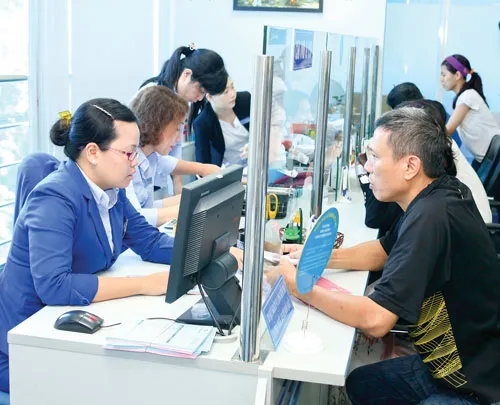 Khách hàng giao dịch tại Eximbank. Ảnh: LONG THANH