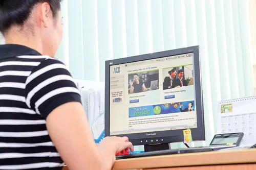 Khách hàng giao dịch trên ACB Online. Ảnh: LONG THANH
