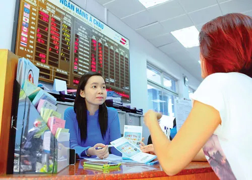 Tư vấn cho khách hàng tại ACB. Ảnh: LONG THANH Tư vấn cho khách hàng tại ACB. Ảnh: LONG THANH