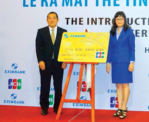 Ông Koremitsu Sannomiya, Tổng giám đốc điều hành Công ty JCBI, và bà Đinh Thị Thu Thảo giới thiệu thẻ tín dụng quốc tế Eximbank-JCB.