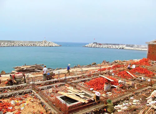 Những công trình dân sinh trên đảo. Tàu chở hàng từ đất liền cập âu thuyền đảo Cồn Cỏ. Vườn ươm cây giống bản địa phục vụ việc tái thiết mảng xanh trên đảo Cồn Cỏ. Thi công nâng cấp âu thuyền trên đảo. Bảo dưỡng tấm pin mặt trời lắp cho đèn hải đăng trên đảo Cồn Cỏ. Người lính vui đùa với con cua đá, con vật đặc trưng của đảo Cồn Cỏ. Tuần tra trên đảo. Lính đảo chuẩn bị bữa trưa. Bộ đội vận chuyển quà từ đất liền gửi ra cho các hộ dân trên đảo.