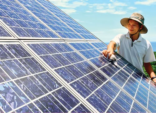 Những công trình dân sinh trên đảo. Tàu chở hàng từ đất liền cập âu thuyền đảo Cồn Cỏ. Vườn ươm cây giống bản địa phục vụ việc tái thiết mảng xanh trên đảo Cồn Cỏ. Thi công nâng cấp âu thuyền trên đảo. Bảo dưỡng tấm pin mặt trời lắp cho đèn hải đăng trên đảo Cồn Cỏ. Người lính vui đùa với con cua đá, con vật đặc trưng của đảo Cồn Cỏ. Tuần tra trên đảo. Lính đảo chuẩn bị bữa trưa. Bộ đội vận chuyển quà từ đất liền gửi ra cho các hộ dân trên đảo.