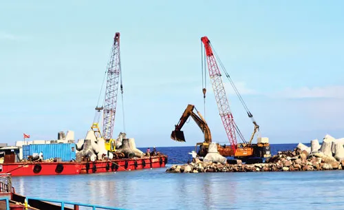 Những công trình dân sinh trên đảo. Tàu chở hàng từ đất liền cập âu thuyền đảo Cồn Cỏ. Vườn ươm cây giống bản địa phục vụ việc tái thiết mảng xanh trên đảo Cồn Cỏ. Thi công nâng cấp âu thuyền trên đảo. Bảo dưỡng tấm pin mặt trời lắp cho đèn hải đăng trên đảo Cồn Cỏ. Người lính vui đùa với con cua đá, con vật đặc trưng của đảo Cồn Cỏ. Tuần tra trên đảo. Lính đảo chuẩn bị bữa trưa. Bộ đội vận chuyển quà từ đất liền gửi ra cho các hộ dân trên đảo. Những công trình dân sinh trên đảo. Tàu chở hàng từ đất liền cập âu thuyền đảo Cồn Cỏ. Vườn ươm cây giống bản địa phục vụ việc tái thiết mảng xanh trên đảo Cồn Cỏ. Thi công nâng cấp âu thuyền trên đảo. Bảo dưỡng tấm pin mặt trời lắp cho đèn hải đăng trên đảo Cồn Cỏ. Người lính vui đùa với con cua đá, con vật đặc trưng của đảo Cồn Cỏ. Tuần tra trên đảo. Lính đảo chuẩn bị bữa trưa. Bộ đội vận chuyển quà từ đất liền gửi ra cho các hộ dân trên đảo.