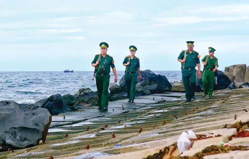 Những công trình dân sinh trên đảo. Tàu chở hàng từ đất liền cập âu thuyền đảo Cồn Cỏ. Vườn ươm cây giống bản địa phục vụ việc tái thiết mảng xanh trên đảo Cồn Cỏ. Thi công nâng cấp âu thuyền trên đảo. Bảo dưỡng tấm pin mặt trời lắp cho đèn hải đăng trên đảo Cồn Cỏ. Người lính vui đùa với con cua đá, con vật đặc trưng của đảo Cồn Cỏ. Tuần tra trên đảo. Lính đảo chuẩn bị bữa trưa. Bộ đội vận chuyển quà từ đất liền gửi ra cho các hộ dân trên đảo. Những công trình dân sinh trên đảo. Tàu chở hàng từ đất liền cập âu thuyền đảo Cồn Cỏ. Vườn ươm cây giống bản địa phục vụ việc tái thiết mảng xanh trên đảo Cồn Cỏ. Thi công nâng cấp âu thuyền trên đảo. Bảo dưỡng tấm pin mặt trời lắp cho đèn hải đăng trên đảo Cồn Cỏ. Người lính vui đùa với con cua đá, con vật đặc trưng của đảo Cồn Cỏ. Tuần tra trên đảo. Lính đảo chuẩn bị bữa trưa. Bộ đội vận chuyển quà từ đất liền gửi ra cho các hộ dân trên đảo.