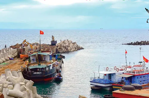 Những công trình dân sinh trên đảo. Tàu chở hàng từ đất liền cập âu thuyền đảo Cồn Cỏ. Vườn ươm cây giống bản địa phục vụ việc tái thiết mảng xanh trên đảo Cồn Cỏ. Thi công nâng cấp âu thuyền trên đảo. Bảo dưỡng tấm pin mặt trời lắp cho đèn hải đăng trên đảo Cồn Cỏ. Người lính vui đùa với con cua đá, con vật đặc trưng của đảo Cồn Cỏ. Tuần tra trên đảo. Lính đảo chuẩn bị bữa trưa. Bộ đội vận chuyển quà từ đất liền gửi ra cho các hộ dân trên đảo.