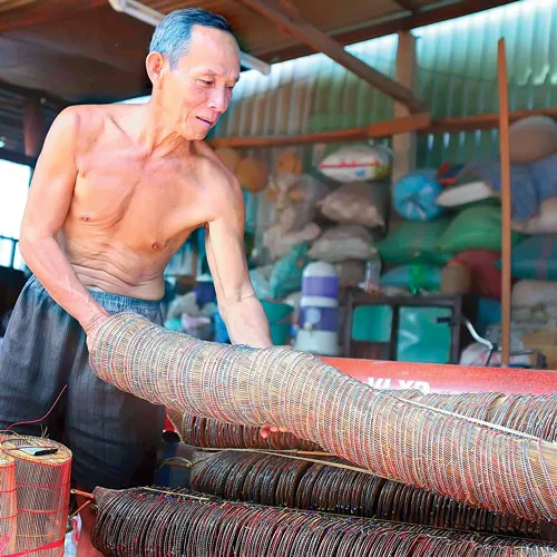 Làng đan lọp Thới Long đã được TP Cần Thơ quy hoạch thành điểm du lịch để vực dậy làng nghề. Đập vành. Ráp hoàn chỉnh lọp. Chẻ nan. Nghề đan lọp giúp người dân Thới Long có cuộc sống ổn định. Chuẩn bị sẵn sàng cho mùa cao điểm nước nổi. Niềm vui người thợ đan lọp bên sản phẩm làm ra. Bện hom. Phơi nan sau khi ngâm nước giữ lọp không bị mọt ăn.