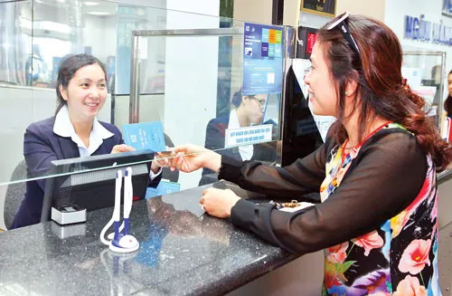 Khách hàng giao dịch tại ACB. Ảnh: LONG THANH Khách hàng giao dịch tại ACB. Ảnh: LONG THANH