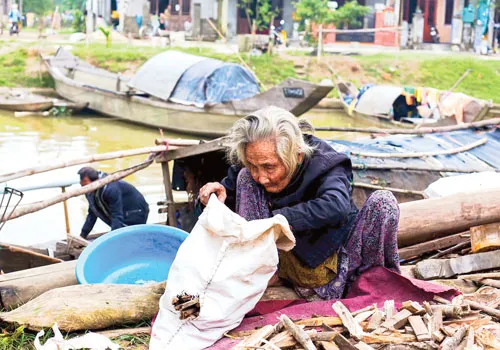 Lễ tôn vinh những nàng dâu họ Lương. Mót củi đun nấu hạn chế chi phí chất đốt. Nấu rượu gạo Thủy Dương - nghề thủ công địa phương. Mò cua bắt cá giữa đầm phá Tam Giang khi chiều muộn. Niềm vui được mùa. Mưu sinh bên bến sông. Làm bánh xèo cá kình - món ăn dân dã ở Huế. Những người phụ nữ góp phần làm sạch đẹp TP Huế. Lam lũ miền quê nghèo. Lễ tôn vinh những nàng dâu họ Lương. Mót củi đun nấu hạn chế chi phí chất đốt. Nấu rượu gạo Thủy Dương - nghề thủ công địa phương. Mò cua bắt cá giữa đầm phá Tam Giang khi chiều muộn. Niềm vui được mùa. Mưu sinh bên bến sông. Làm bánh xèo cá kình - món ăn dân dã ở Huế. Những người phụ nữ góp phần làm sạch đẹp TP Huế. Lam lũ miền quê nghèo.