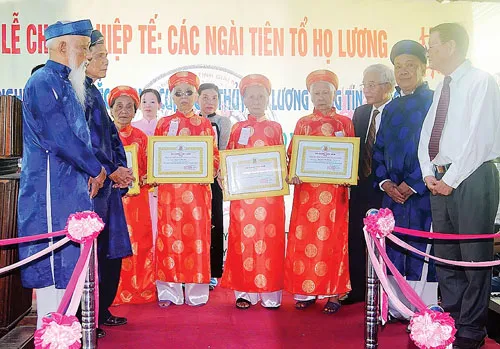 Lễ tôn vinh những nàng dâu họ Lương. Mót củi đun nấu hạn chế chi phí chất đốt. Nấu rượu gạo Thủy Dương - nghề thủ công địa phương. Mò cua bắt cá giữa đầm phá Tam Giang khi chiều muộn. Niềm vui được mùa. Mưu sinh bên bến sông. Làm bánh xèo cá kình - món ăn dân dã ở Huế. Những người phụ nữ góp phần làm sạch đẹp TP Huế. Lam lũ miền quê nghèo. Lễ tôn vinh những nàng dâu họ Lương. Mót củi đun nấu hạn chế chi phí chất đốt. Nấu rượu gạo Thủy Dương - nghề thủ công địa phương. Mò cua bắt cá giữa đầm phá Tam Giang khi chiều muộn. Niềm vui được mùa. Mưu sinh bên bến sông. Làm bánh xèo cá kình - món ăn dân dã ở Huế. Những người phụ nữ góp phần làm sạch đẹp TP Huế. Lam lũ miền quê nghèo.