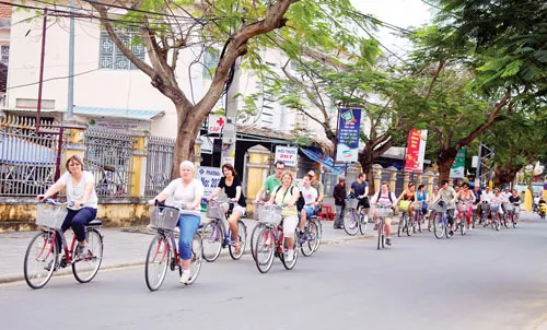 Xe đạp hiện diện trong Chùa Cầu cổ kính. Đoàn khách du lịch thích thú đạp xe bên bờ ruộng lúa xanh mướt. Du khách nước ngoài đạp xe thong dong ngắm cảnh. Những cây cầu gỗ, biểu tượng kiến trúc của đô thị cổ Hội An gần gũi, mộc mạc hơn bên những vòng quay xe đạp. Các bạn trẻ câu lạc bộ Phillips lựa chọn phương tiện xe đạp để tham quan phố cổ Hội An. Công chức Hội An đi làm bằng xe đạp. Thanh bình phố cổ. Dịch vụ cho thuê xe đạp ở Hội An. Xe đạp hiện diện trong Chùa Cầu cổ kính. Đoàn khách du lịch thích thú đạp xe bên bờ ruộng lúa xanh mướt. Du khách nước ngoài đạp xe thong dong ngắm cảnh. Những cây cầu gỗ, biểu tượng kiến trúc của đô thị cổ Hội An gần gũi, mộc mạc hơn bên những vòng quay xe đạp. Các bạn trẻ câu lạc bộ Phillips lựa chọn phương tiện xe đạp để tham quan phố cổ Hội An. Công chức Hội An đi làm bằng xe đạp. Thanh bình phố cổ. Dịch vụ cho thuê xe đạp ở Hội An.