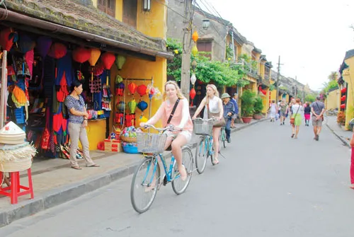 Xe đạp hiện diện trong Chùa Cầu cổ kính. Đoàn khách du lịch thích thú đạp xe bên bờ ruộng lúa xanh mướt. Du khách nước ngoài đạp xe thong dong ngắm cảnh. Những cây cầu gỗ, biểu tượng kiến trúc của đô thị cổ Hội An gần gũi, mộc mạc hơn bên những vòng quay xe đạp. Các bạn trẻ câu lạc bộ Phillips lựa chọn phương tiện xe đạp để tham quan phố cổ Hội An. Công chức Hội An đi làm bằng xe đạp. Thanh bình phố cổ. Dịch vụ cho thuê xe đạp ở Hội An. Xe đạp hiện diện trong Chùa Cầu cổ kính. Đoàn khách du lịch thích thú đạp xe bên bờ ruộng lúa xanh mướt. Du khách nước ngoài đạp xe thong dong ngắm cảnh. Những cây cầu gỗ, biểu tượng kiến trúc của đô thị cổ Hội An gần gũi, mộc mạc hơn bên những vòng quay xe đạp. Các bạn trẻ câu lạc bộ Phillips lựa chọn phương tiện xe đạp để tham quan phố cổ Hội An. Công chức Hội An đi làm bằng xe đạp. Thanh bình phố cổ. Dịch vụ cho thuê xe đạp ở Hội An.